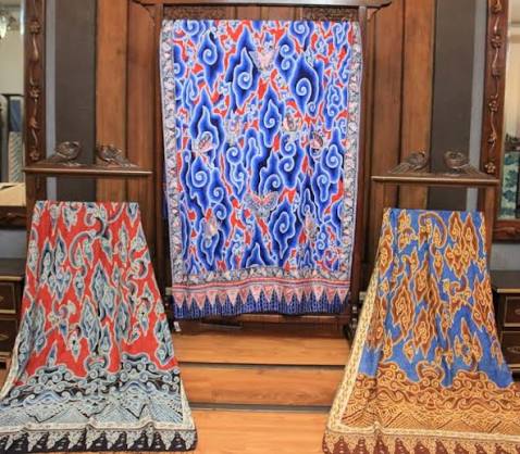 Batik Cirebon dengan motif Megamendung khas Cirebon