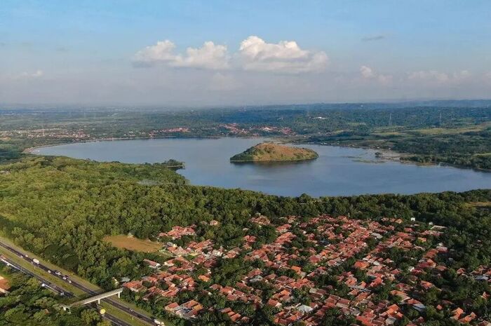 Pemandangan Setu Patok Cirebon dengan hamparan air dan suasana alam yang tenang